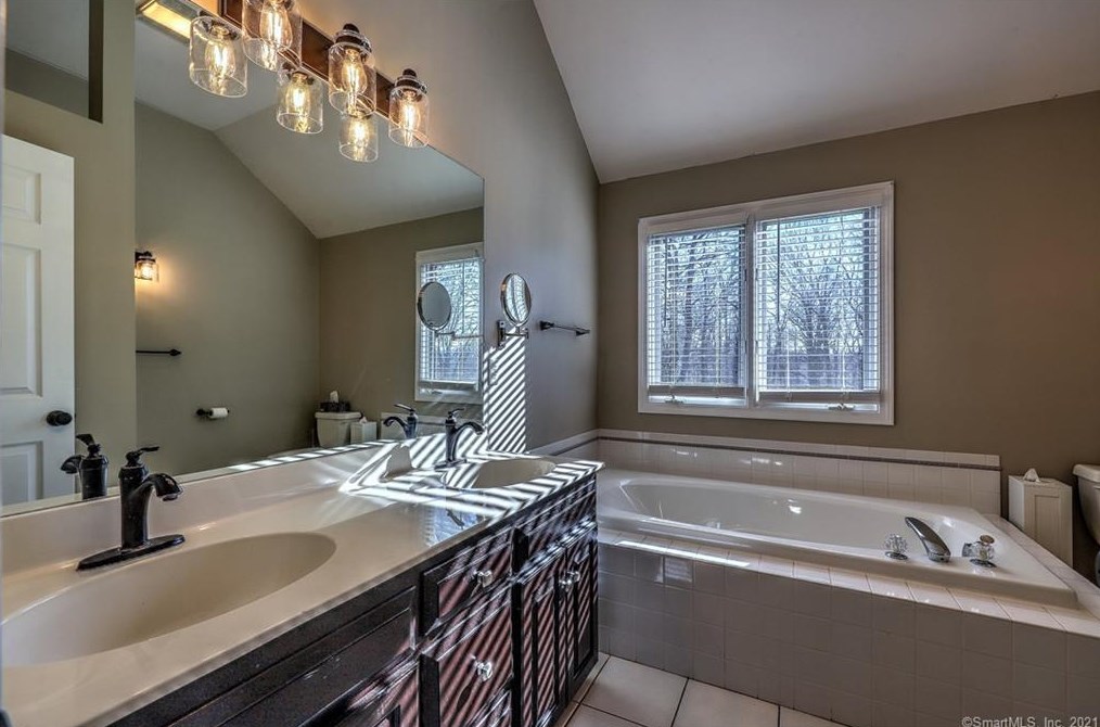 613 Patriot Rd, Southbury CT  06488-3223 exterior
