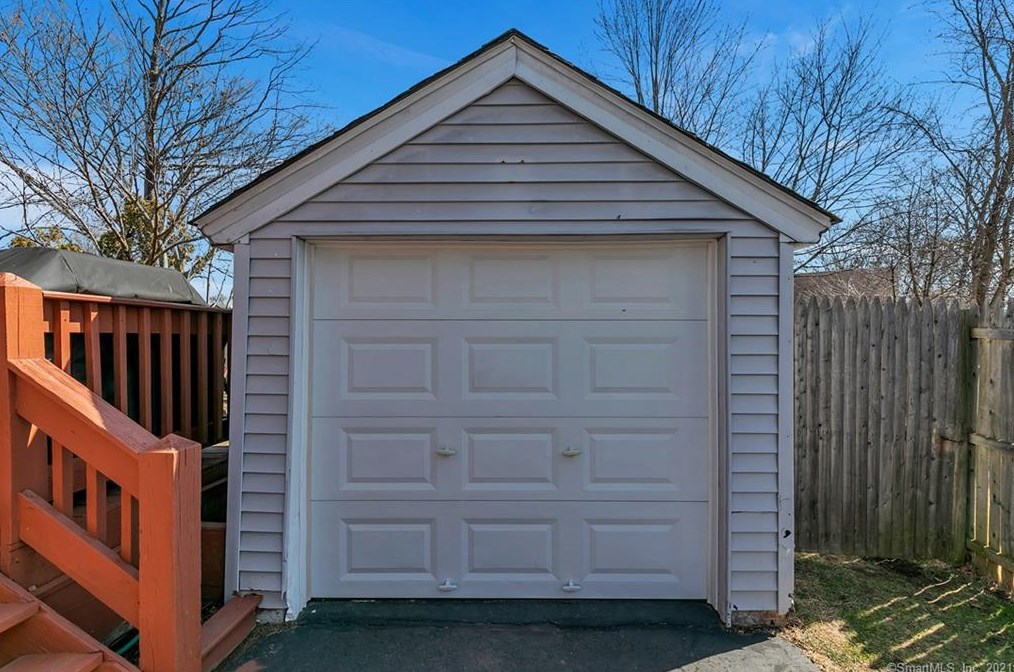 37 Chidsey Ave, New Haven CT 06512-3007 exterior