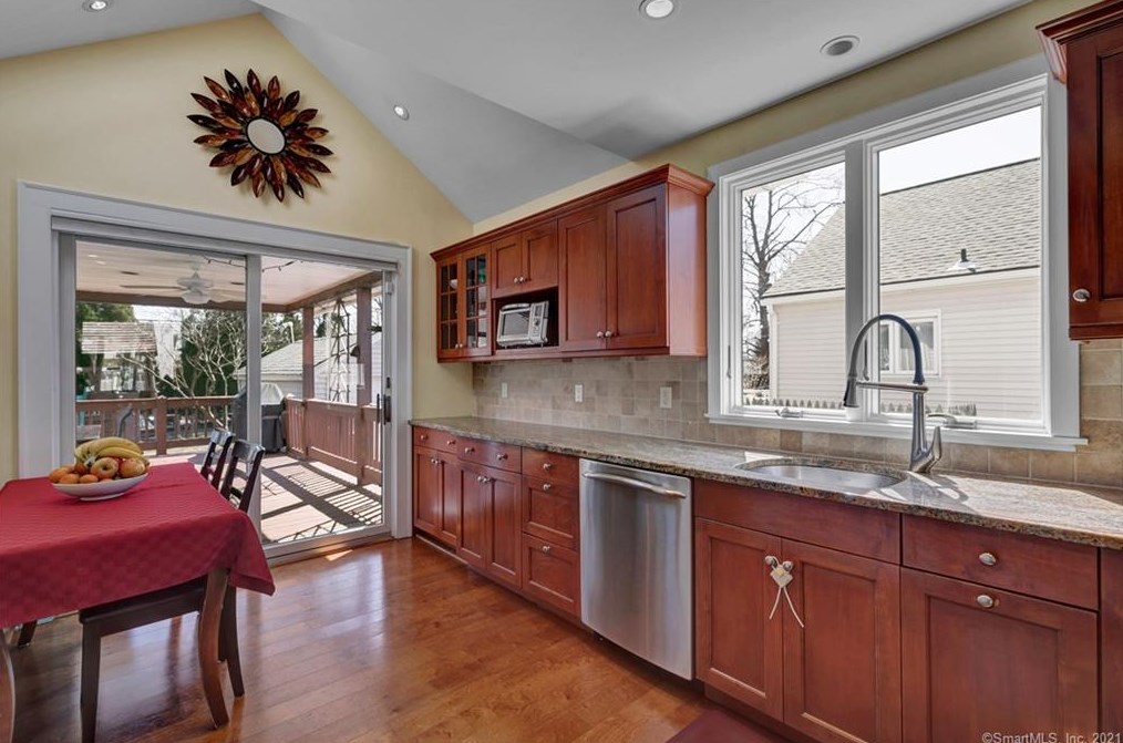 37 Chidsey Ave, New Haven CT 06512-3007 exterior