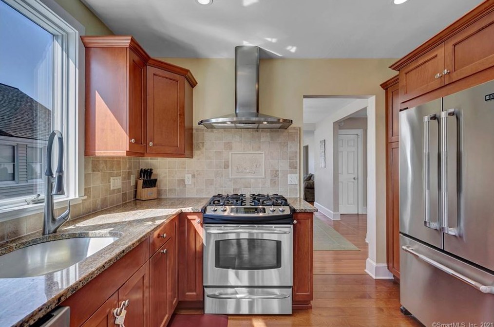 37 Chidsey Ave, New Haven CT 06512-3007 exterior