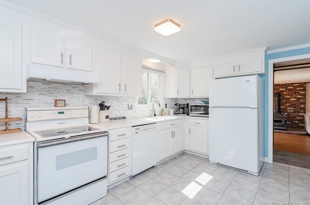 124 Huntington Dr, Vernon CT  06066-4610 exterior