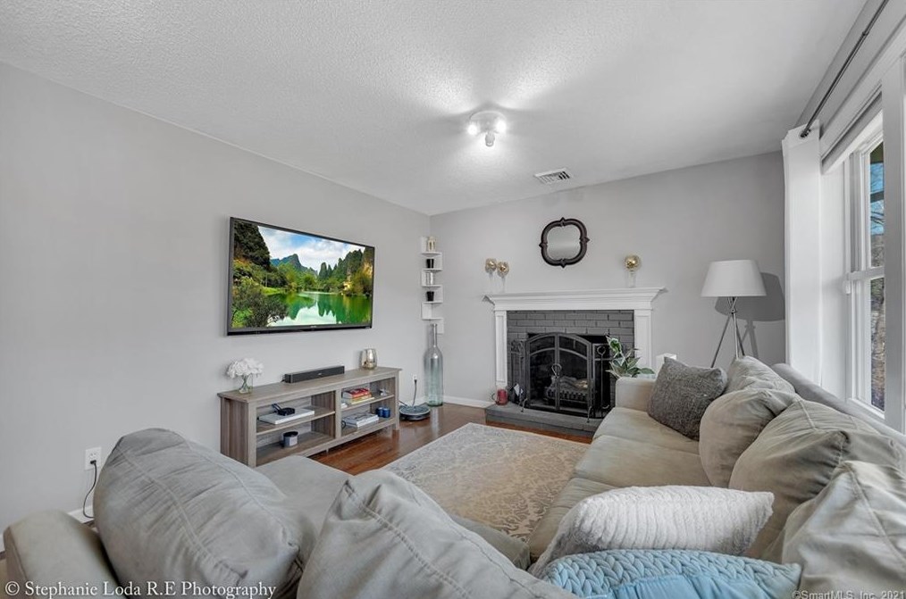 19 Seneca Rd, Wallingford CT  06492-2817 exterior