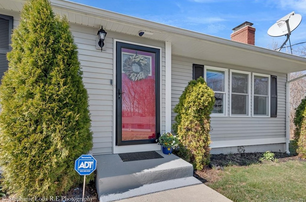 19 Seneca Rd, Wallingford CT  06492-2817 exterior
