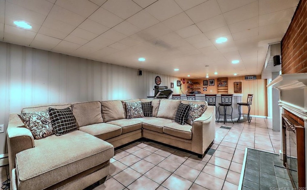 536 Dogwood Rd, Orange CT  06477-2007 exterior