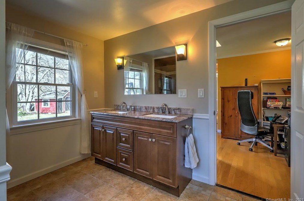 536 Dogwood Rd, Orange CT  06477-2007 exterior