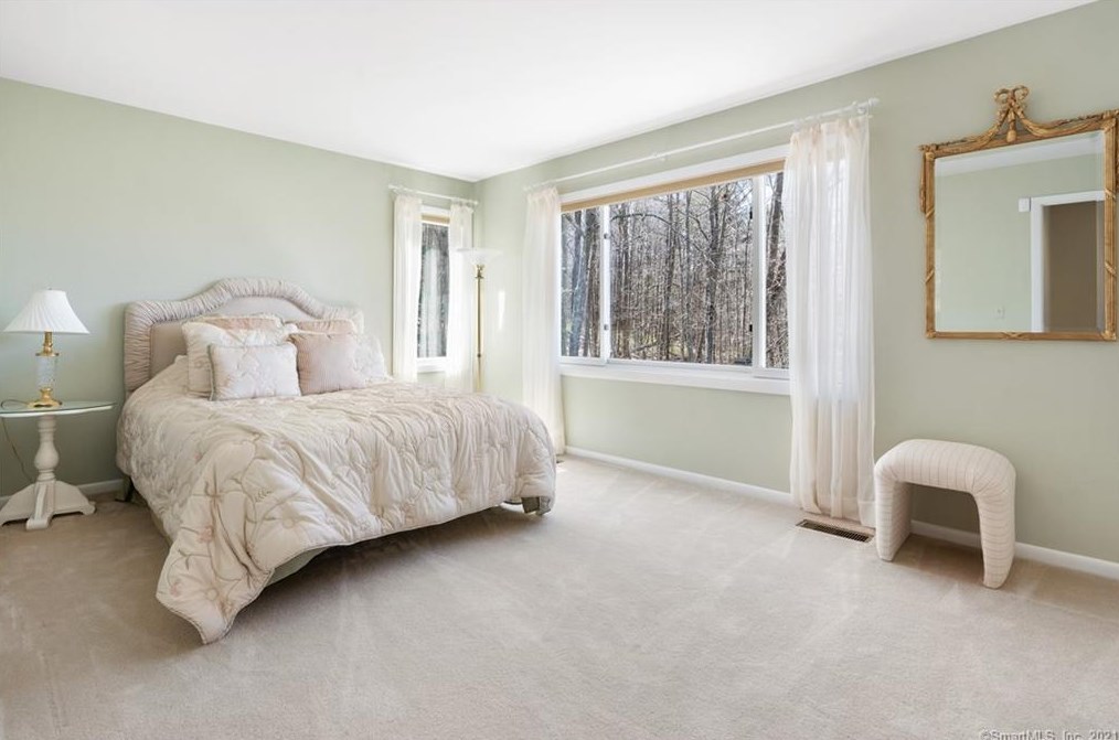 87 Oak Blf, Avon CT 06001-2808 exterior