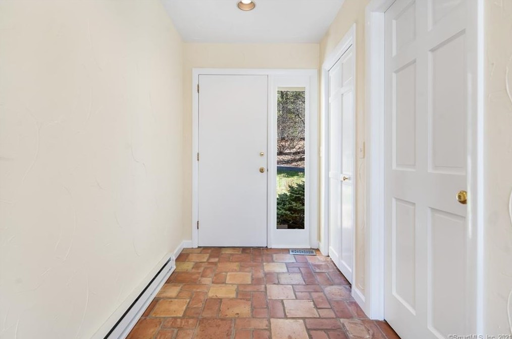 87 Oak Blf, Avon CT 06001-2808 exterior