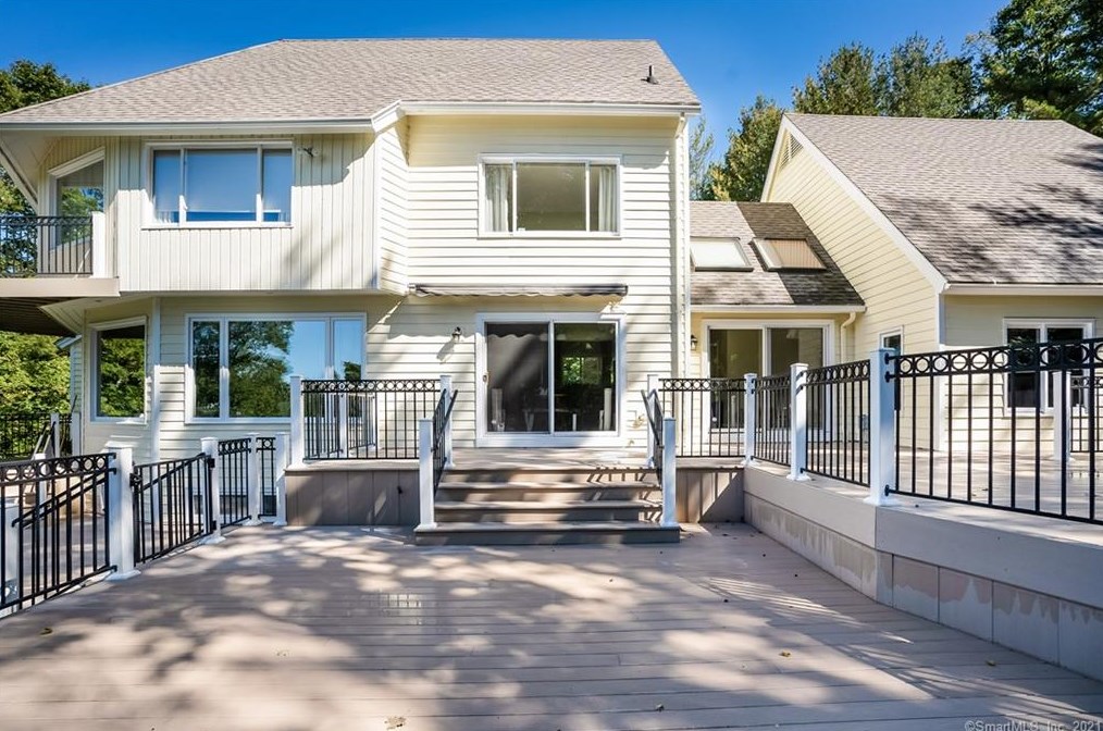 87 Oak Blf, Avon CT 06001-2808 exterior