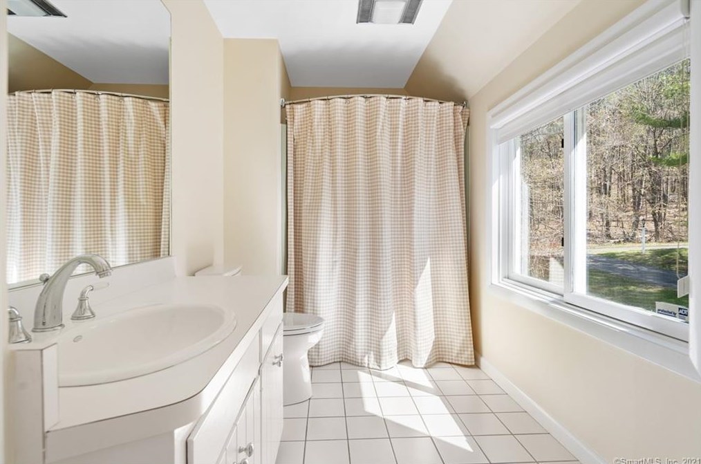 87 Oak Blf, Avon CT 06001-2808 exterior