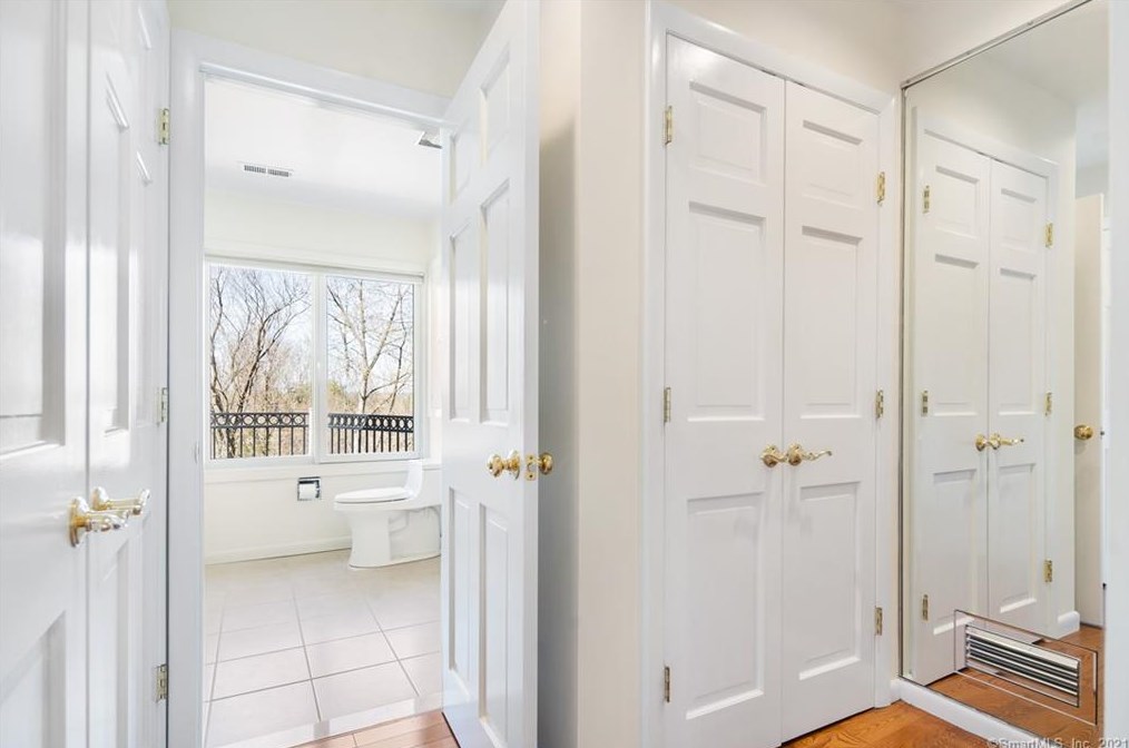 87 Oak Blf, Avon CT 06001-2808 exterior