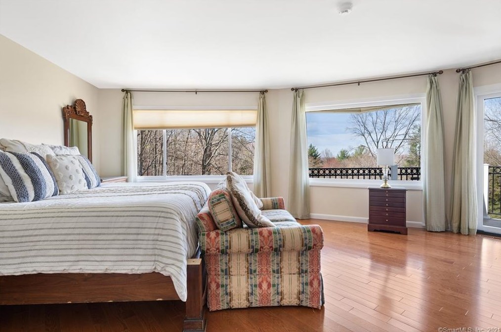 87 Oak Blf, Avon CT 06001-2808 exterior