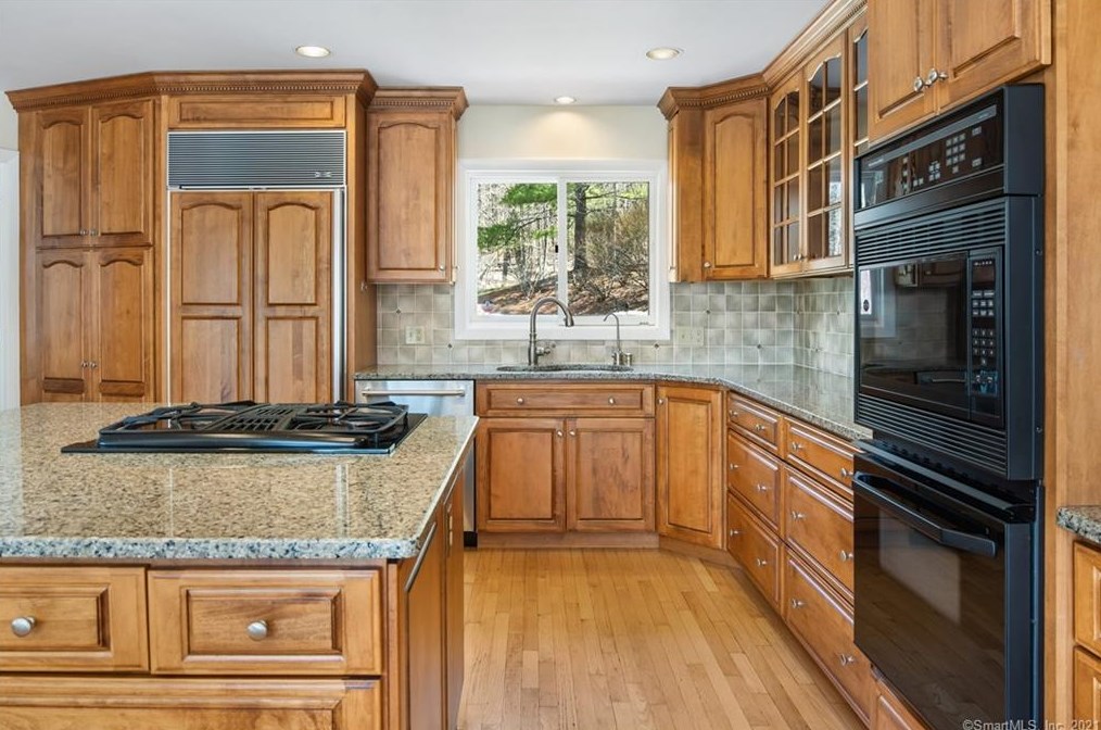 87 Oak Blf, Avon CT 06001-2808 exterior