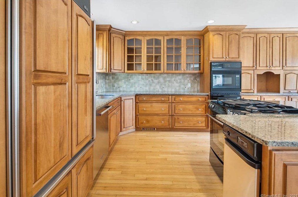 87 Oak Blf, Avon CT 06001-2808 exterior