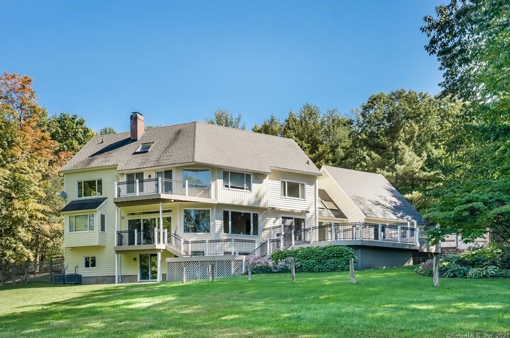 87 Oak Blf, Avon CT 06001-2808 exterior