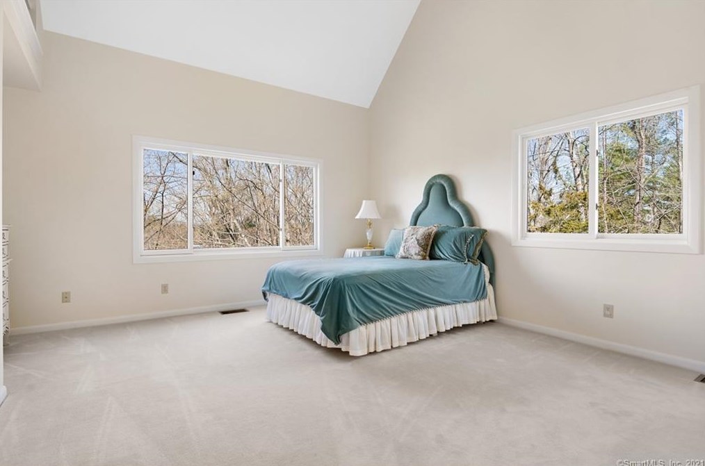 87 Oak Blf, Avon CT 06001-2808 exterior