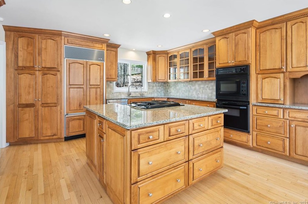 87 Oak Blf, Avon CT 06001-2808 exterior