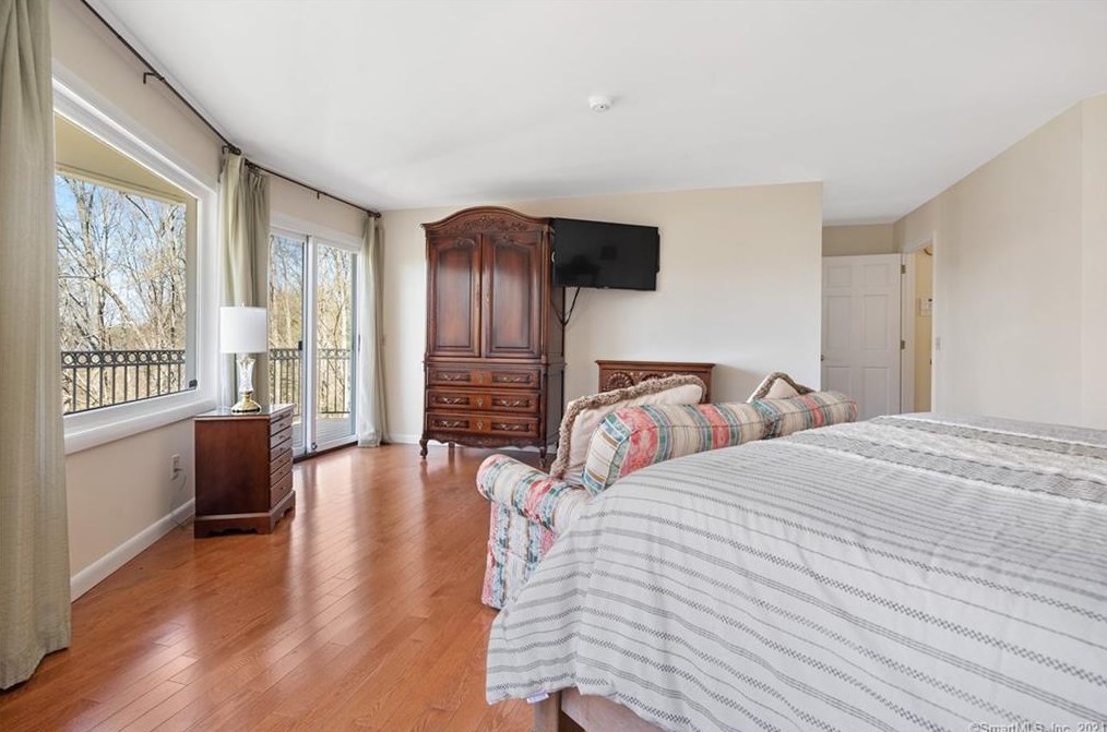 87 Oak Blf, Avon CT 06001-2808 exterior