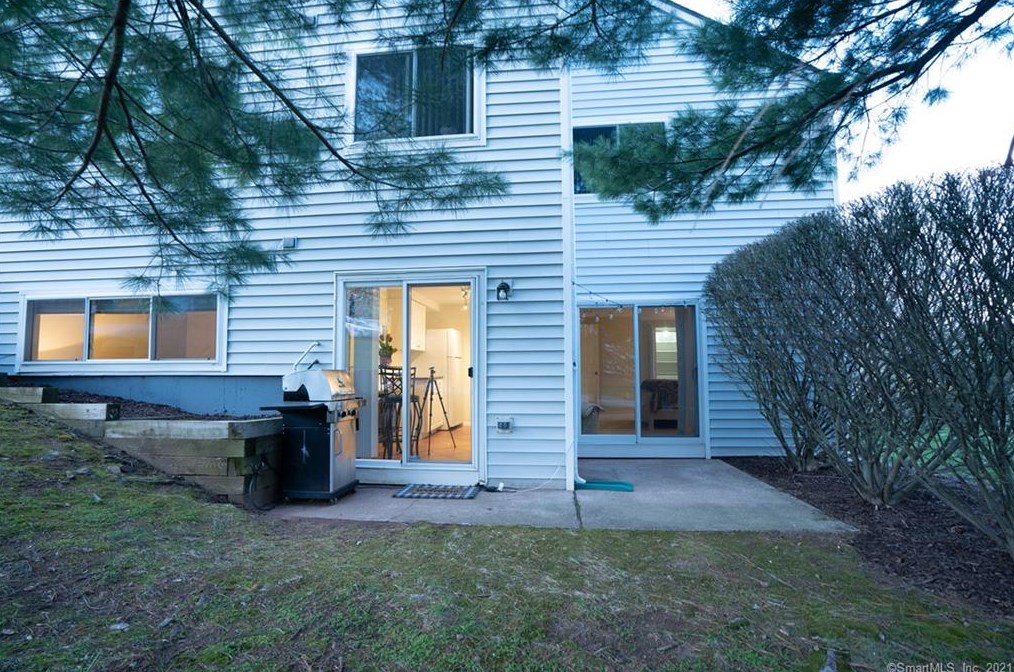 2 Valley Run Dr, Cromwell CT  06416-2576 exterior