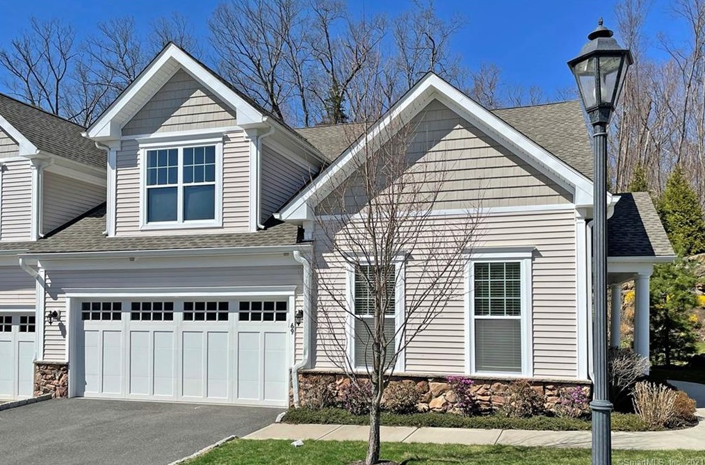 69 Woods Ln, Newtown CT  06470-1271 exterior