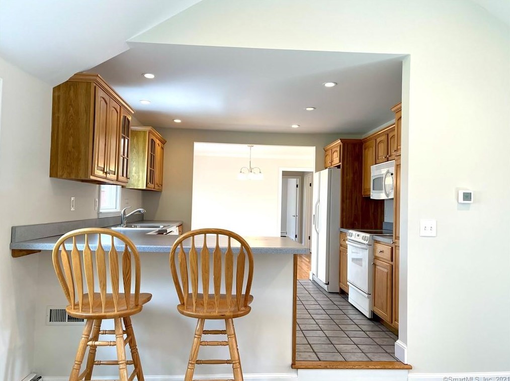 816 Riverton Ter, Stratford CT  06614-3348 exterior