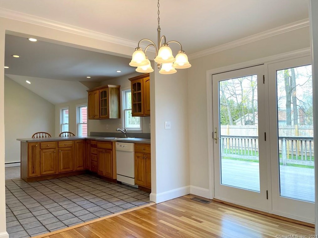 816 Riverton Ter, Stratford CT  06614-3348 exterior