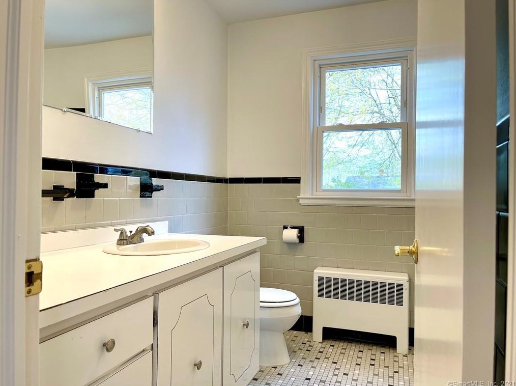 816 Riverton Ter, Stratford CT  06614-3348 exterior