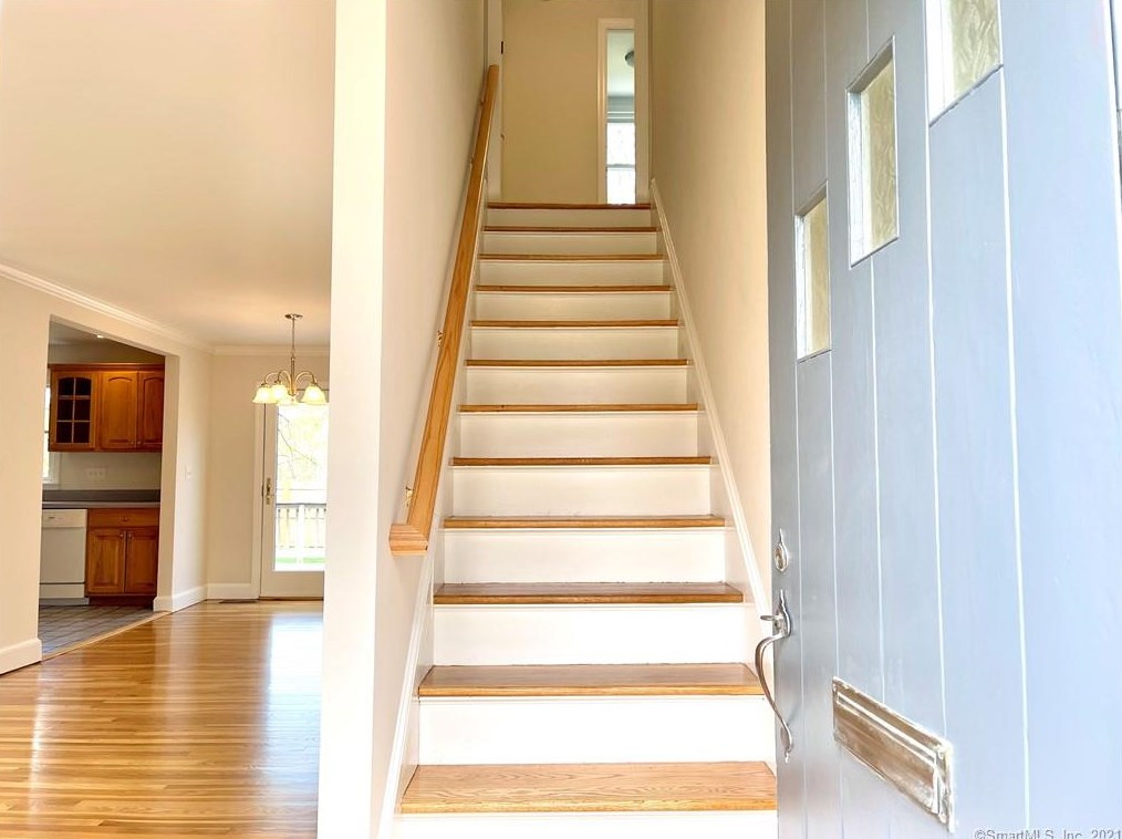 816 Riverton Ter, Stratford CT  06614-3348 exterior