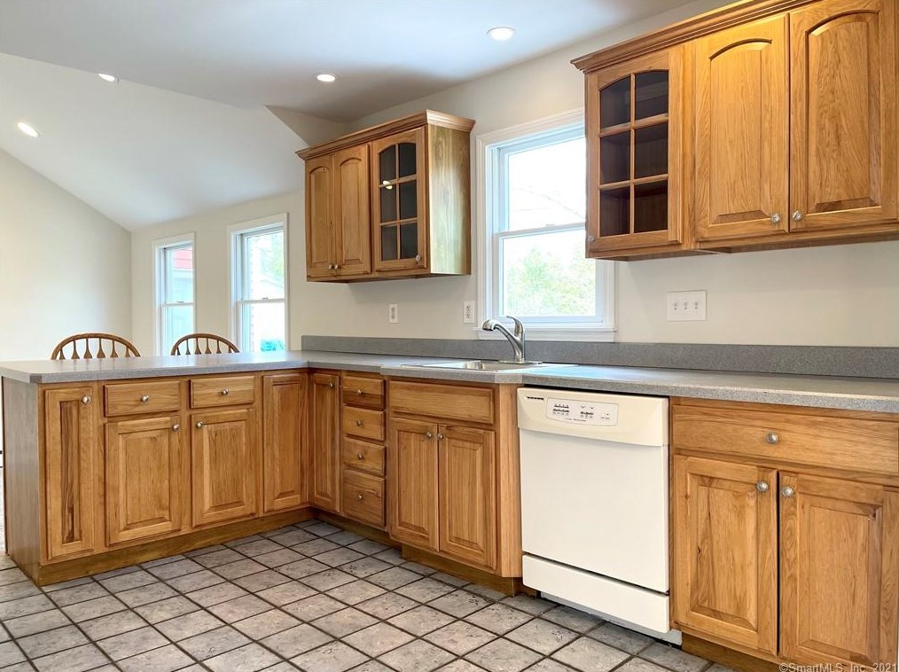 816 Riverton Ter, Stratford CT  06614-3348 exterior