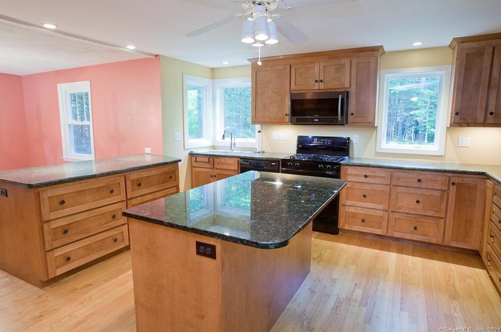 10 David Dr, Simsbury CT  06070-3041 exterior