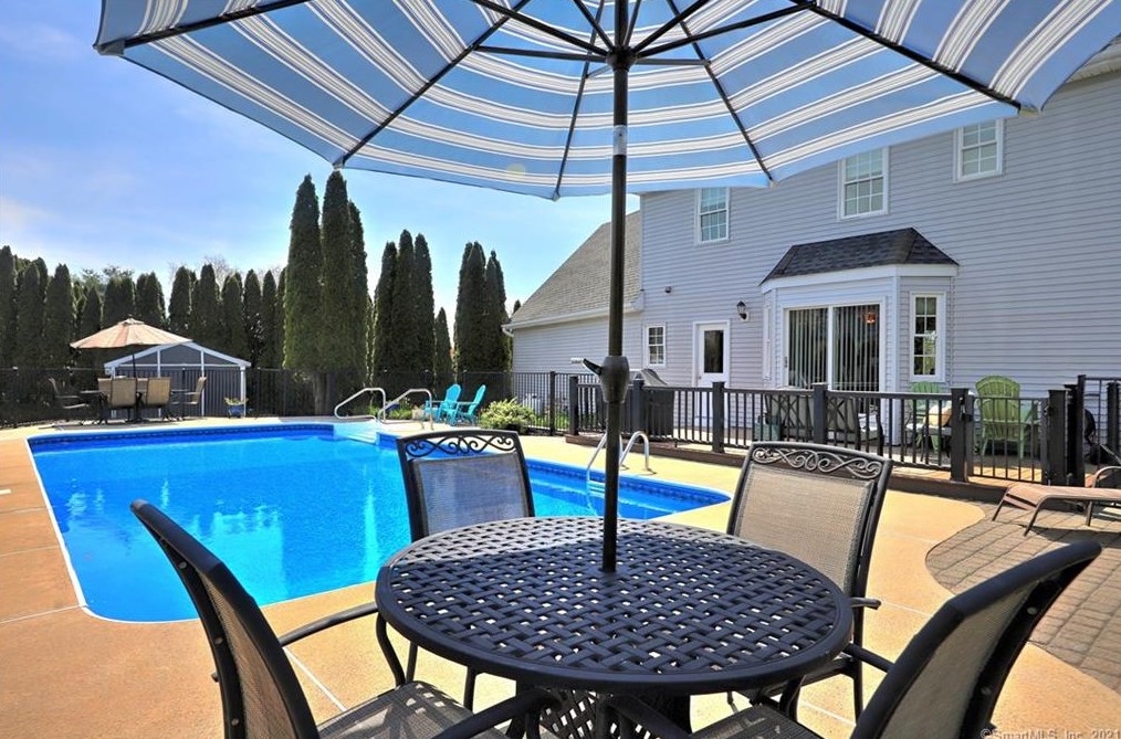 5 Blossom Ln, Wallingford, CT 06492