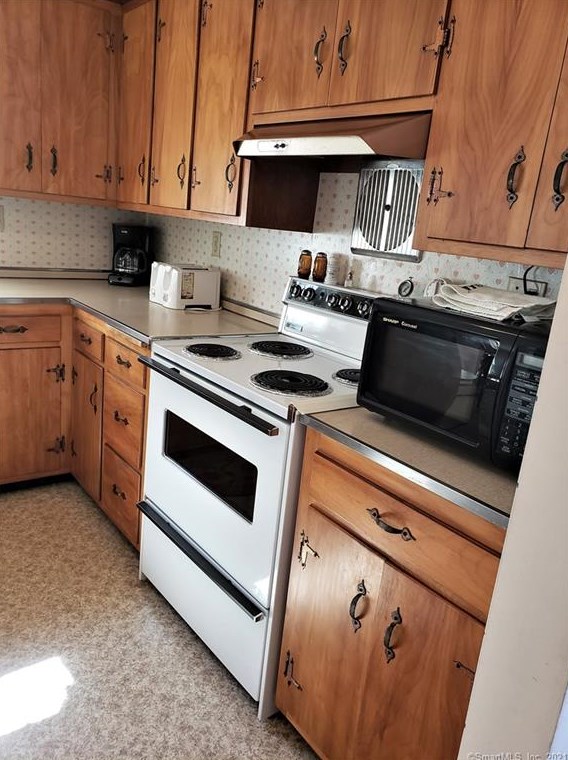 75 Dogwood Ln, Mystic CT  06355-1040 exterior