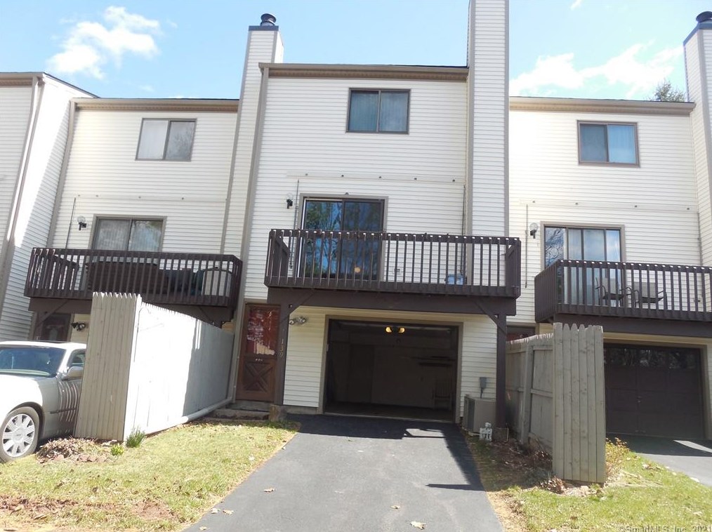 560 Yale Ave, Meriden CT 06450-8177 exterior