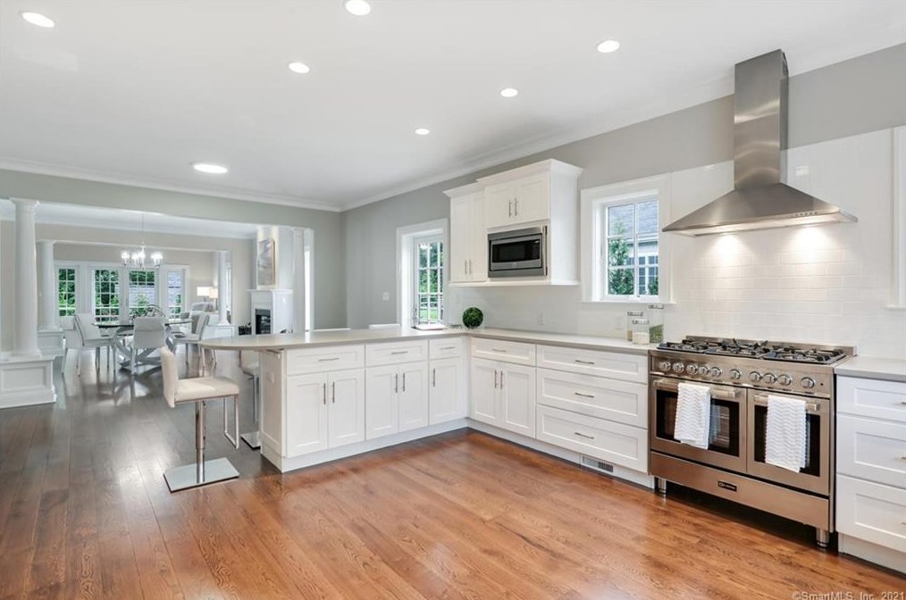 552 River Rd, Cos Cob CT  06807-1905 exterior