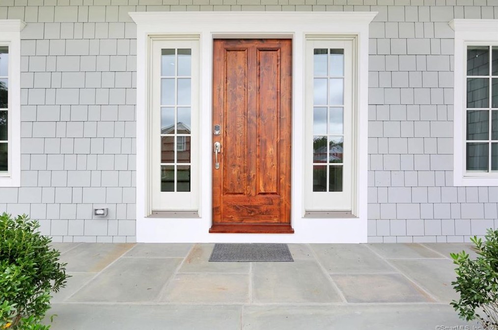 552 River Rd, Cos Cob CT  06807-1905 exterior