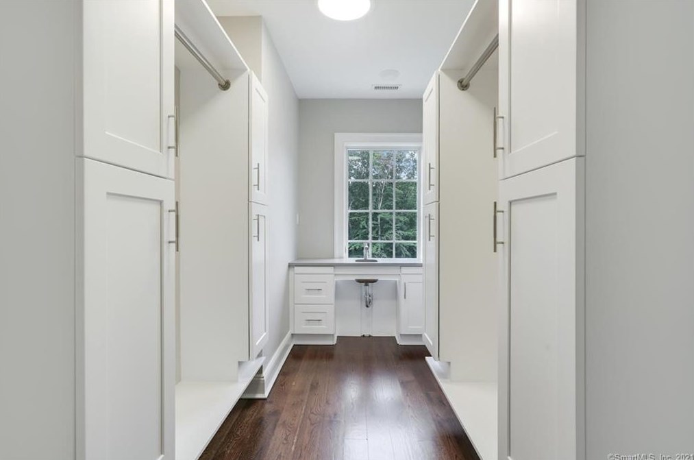 552 River Rd, Cos Cob CT  06807-1905 exterior