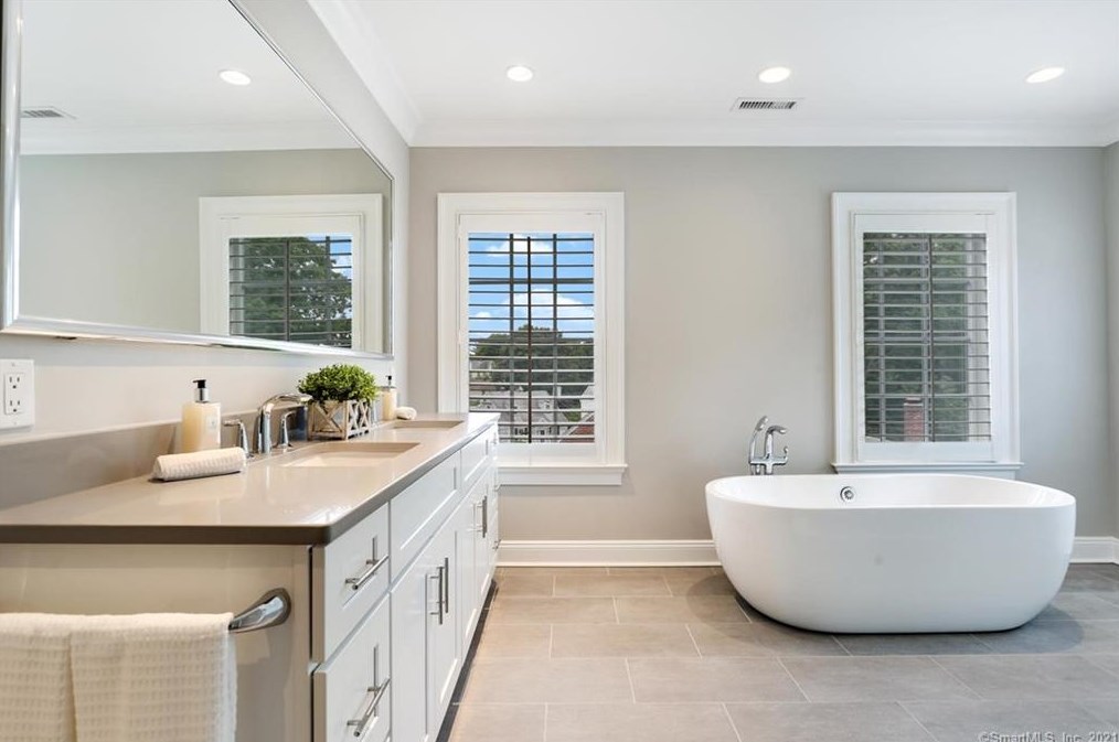 552 River Rd, Cos Cob CT  06807-1905 exterior