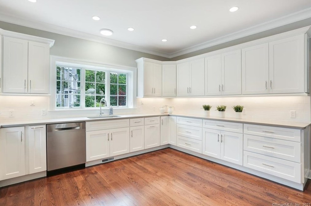 552 River Rd, Cos Cob CT  06807-1905 exterior