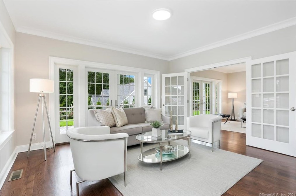 552 River Rd, Cos Cob CT  06807-1905 exterior