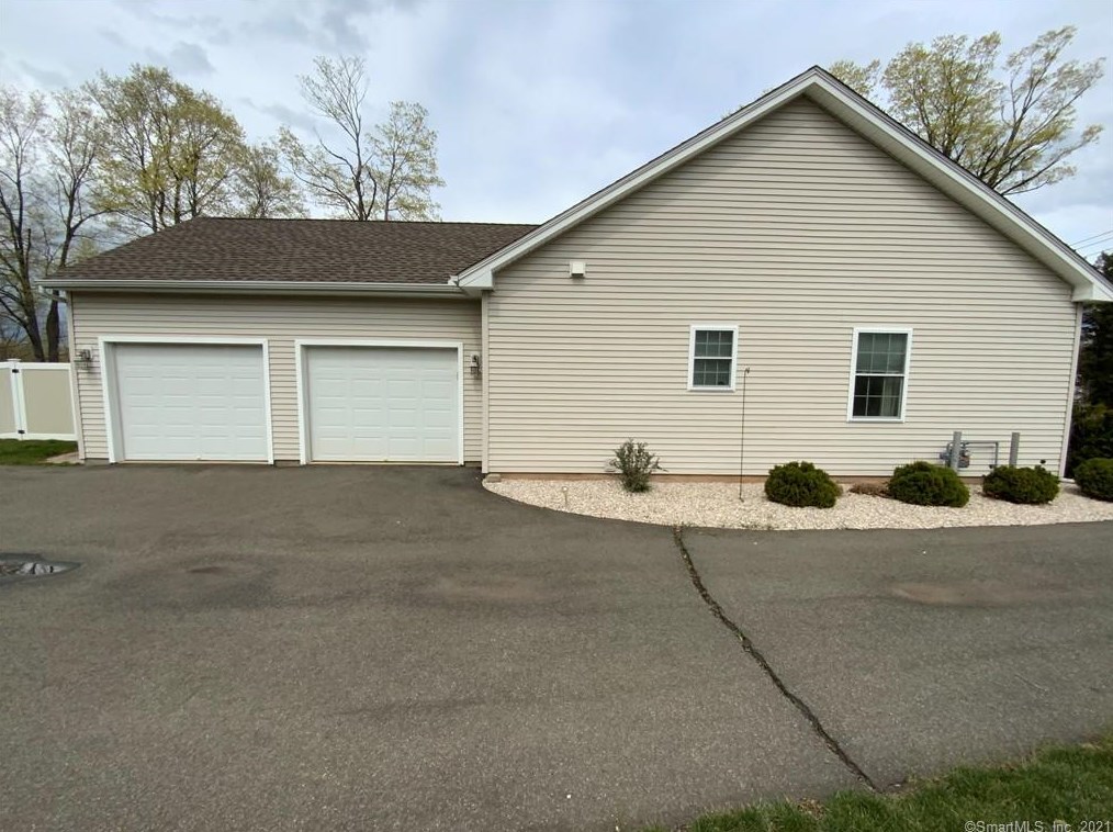 40 Long Hill Rd, Wallingford, CT 06492