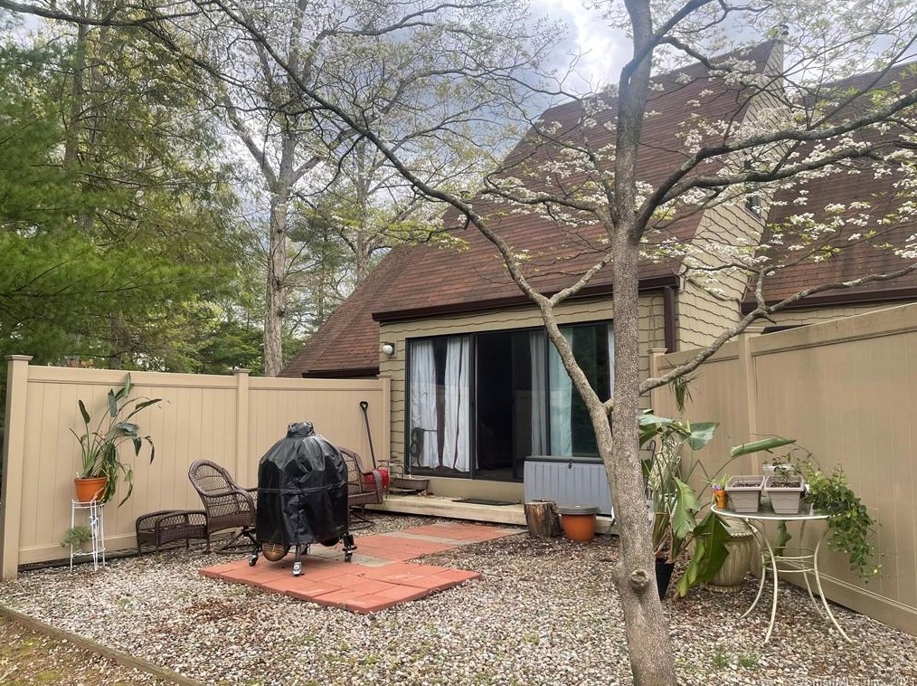 4 Gillette Ct, Simsbury CT 06070-3100 exterior