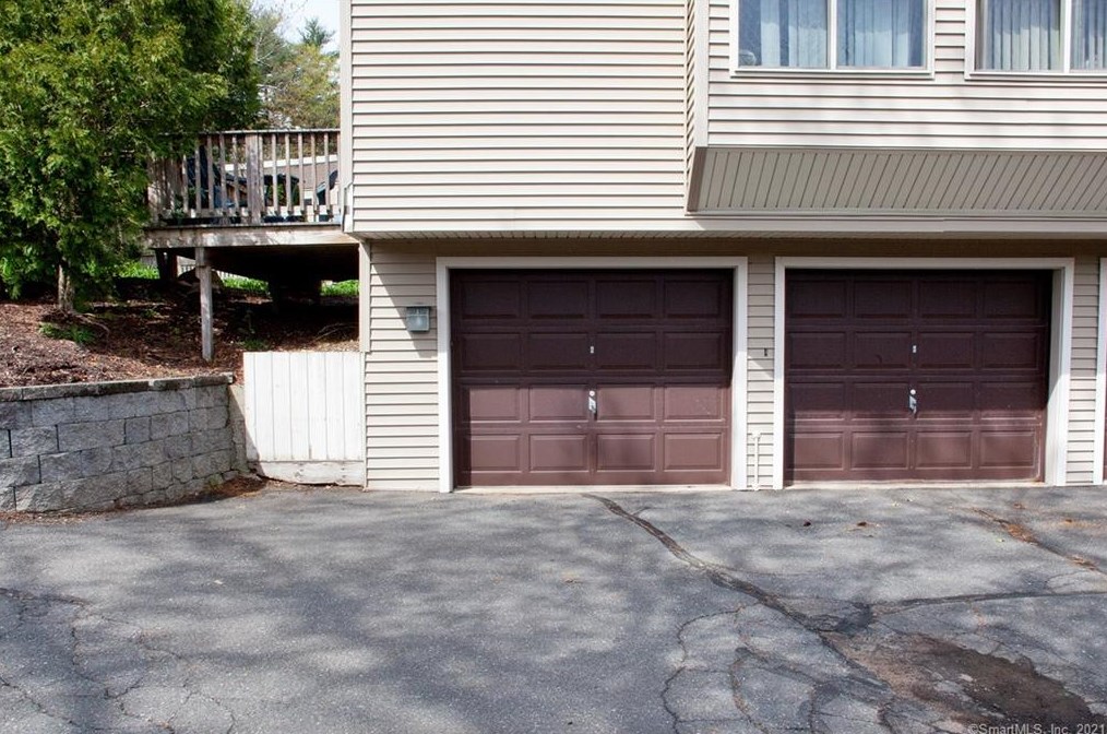 127 Library Ln, Simsbury CT  06070-2169 exterior