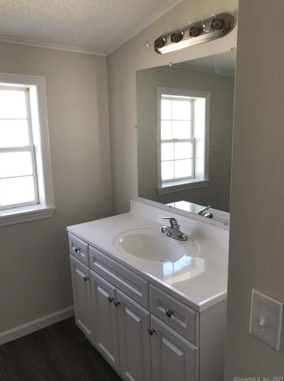 301 Main St, Newtown CT  06470-2762 exterior