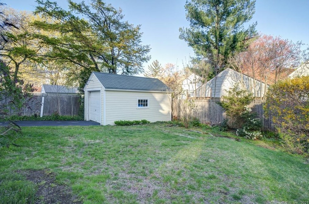 15 Rockland Rd, Fairfield CT  06825-1608 exterior