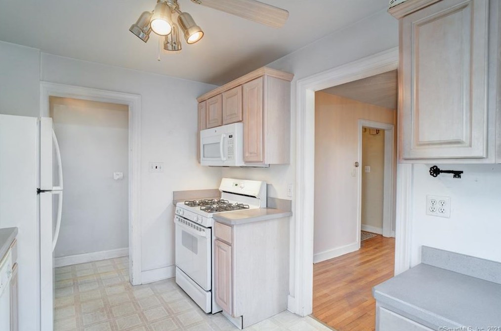 15 Rockland Rd, Fairfield CT  06825-1608 exterior