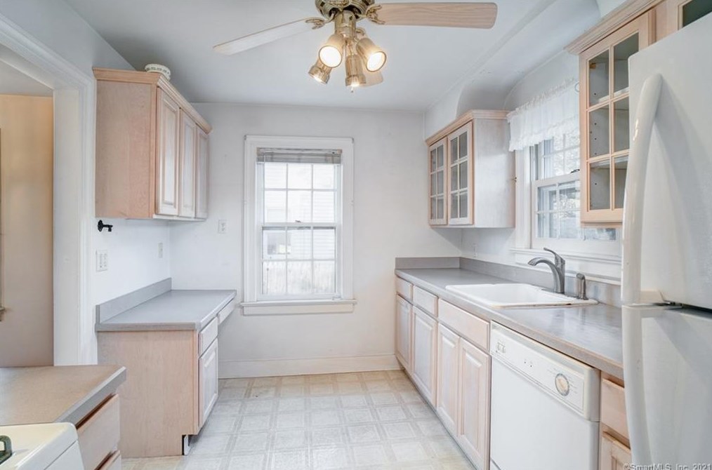 15 Rockland Rd, Fairfield CT  06825-1608 exterior