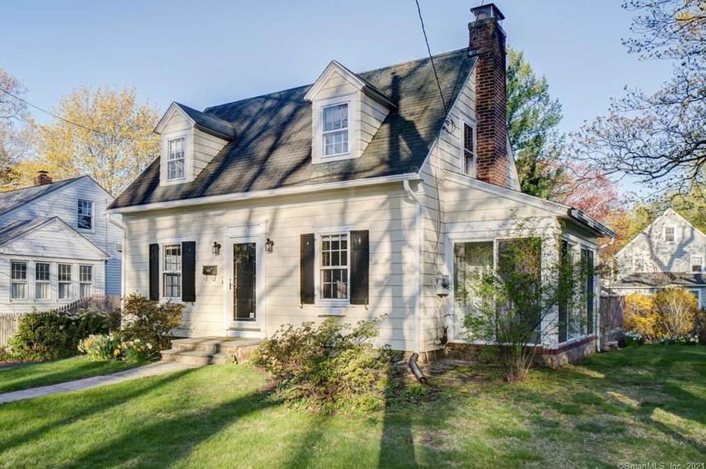 15 Rockland Rd, Fairfield CT  06825-1608 exterior