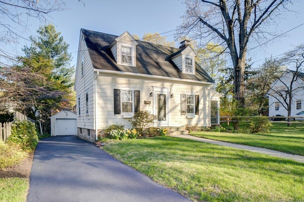 15 Rockland Rd, Fairfield CT  06825-1608 exterior