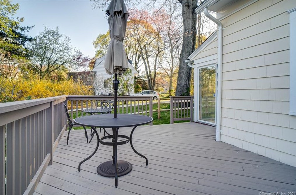 15 Rockland Rd, Fairfield CT  06825-1608 exterior