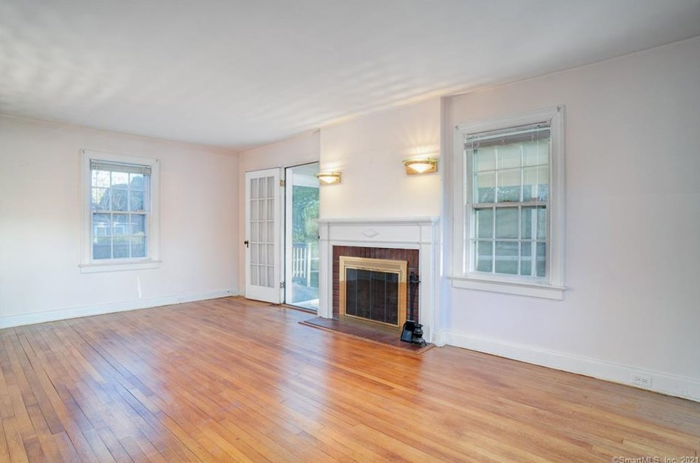 15 Rockland Rd, Fairfield CT  06825-1608 exterior