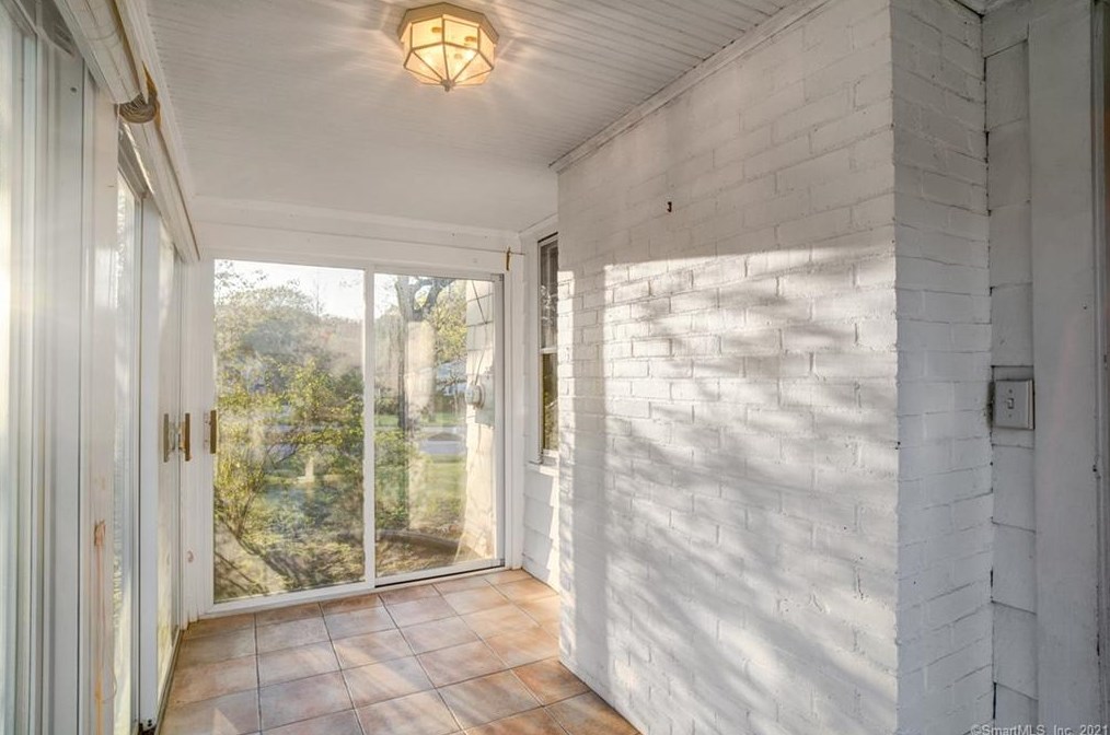 15 Rockland Rd, Fairfield CT  06825-1608 exterior